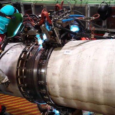 Automated welding equipment joining a subsea pipe